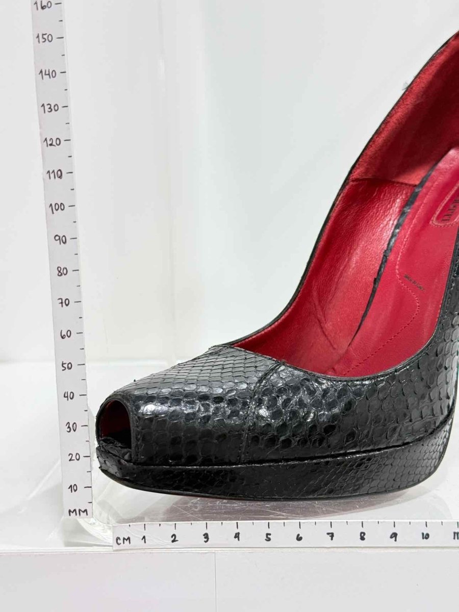 Pre-loved CESARE PACIOTTI Black Size EU 39 Pumps at Reems Closet