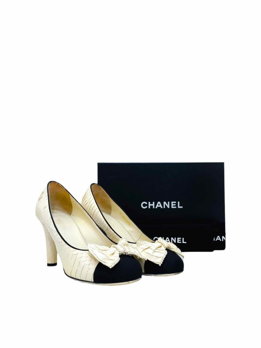 Pre - loved CHANEL Bow Cream w/ Black Size EU 38.5 Pumps at Reems Closet