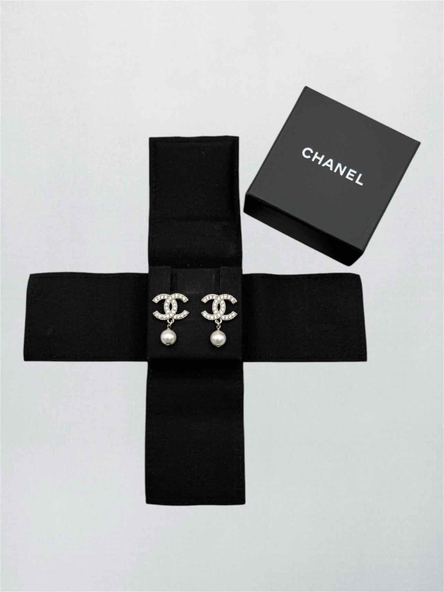 Pre-loved CHANEL Fashion Earrings at Reems Closet