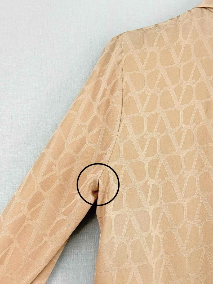 Pre - loved VALENTINO Beige Logo Print Size US 2 Shirt at Reems Closet