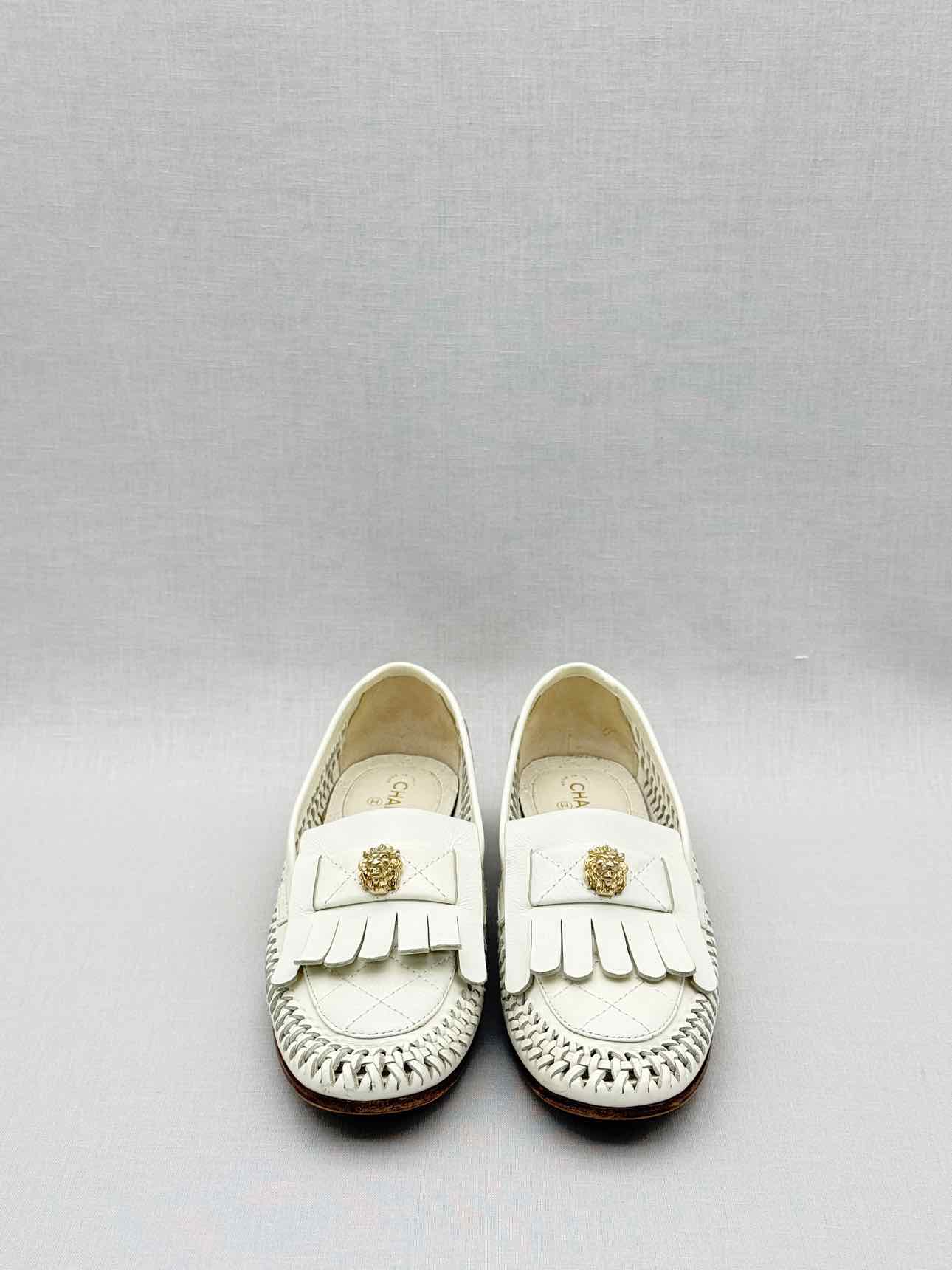 CHANEL White Woven Size EU 35.5 Loafers