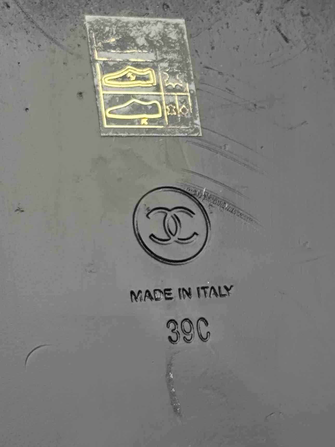 CHANEL Dad Black Quilted Size EU 39 Sandals