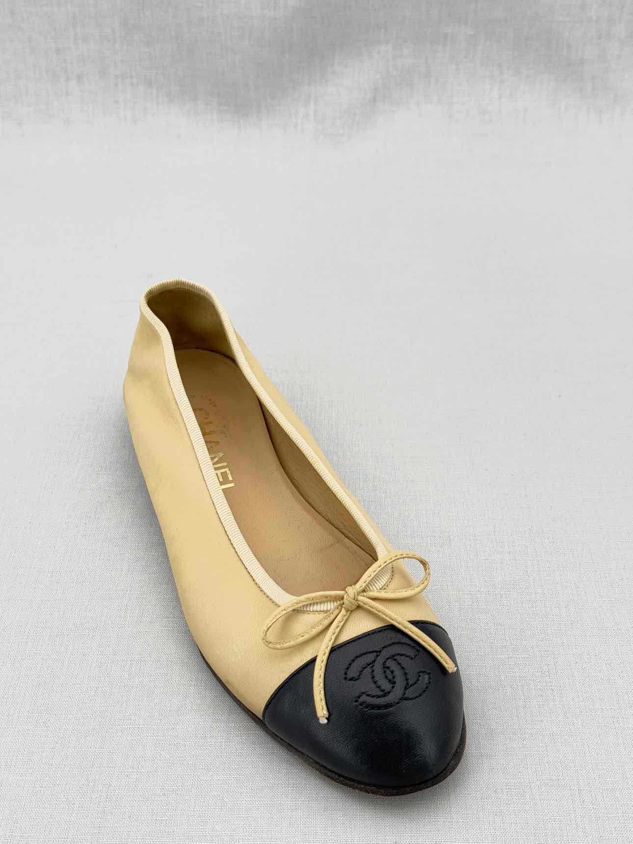 CHANEL Beige & Black Size EU 37 Ballet Flats
