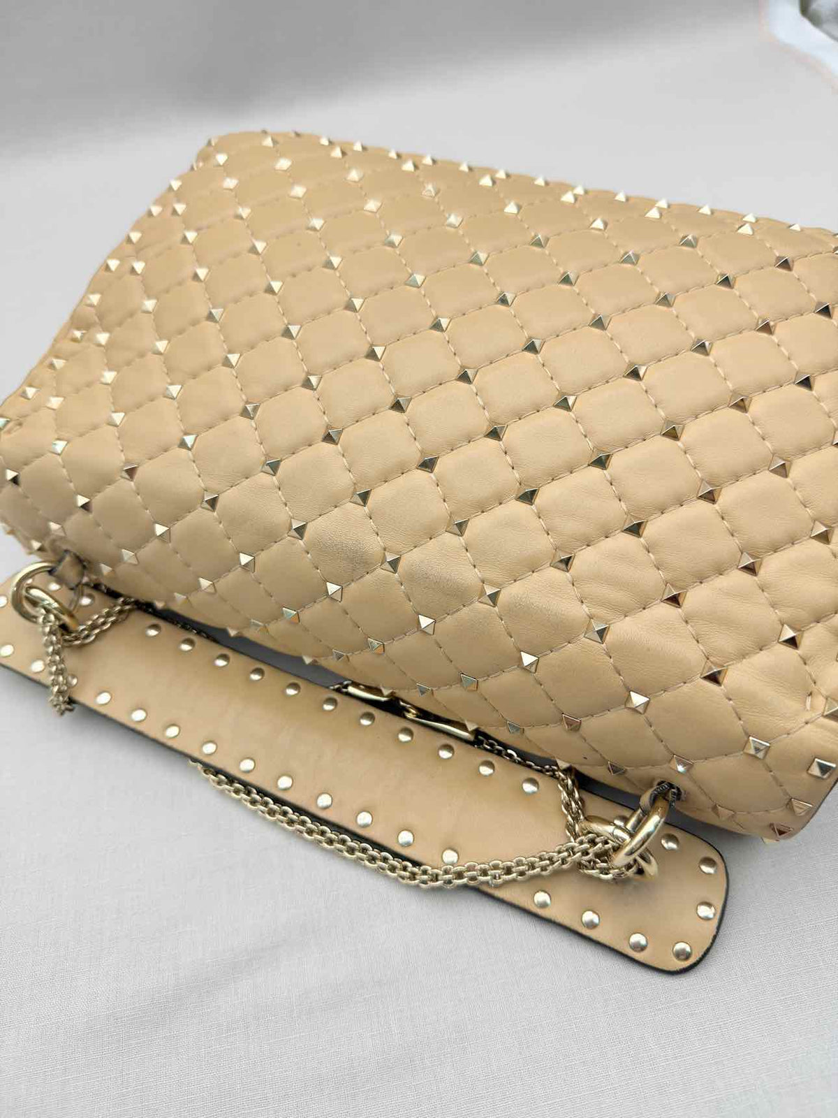 VALENTINO GARAVANI Rockstud Beige Quilted Shoulder Bag