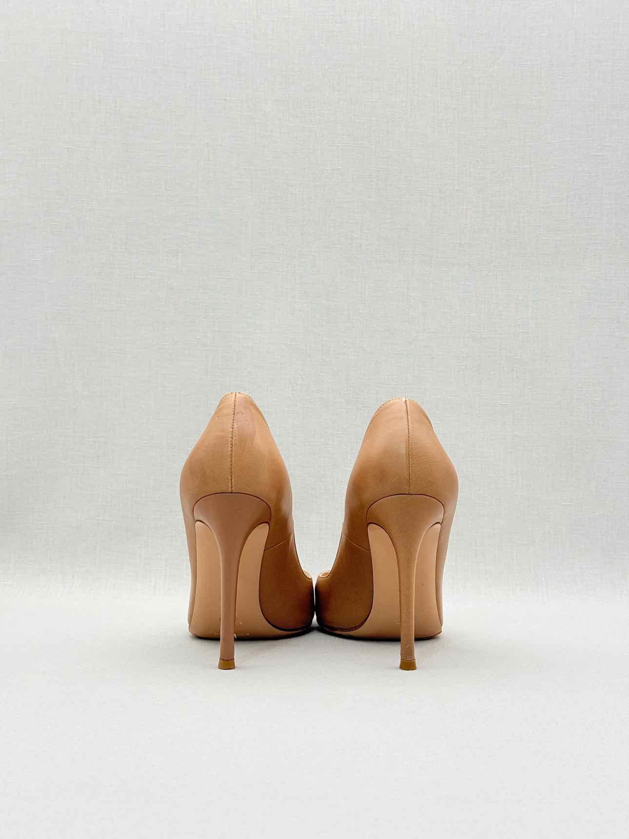 GIANVITO ROSSI Pointed Toe Beige Size EU 35.5 Pumps