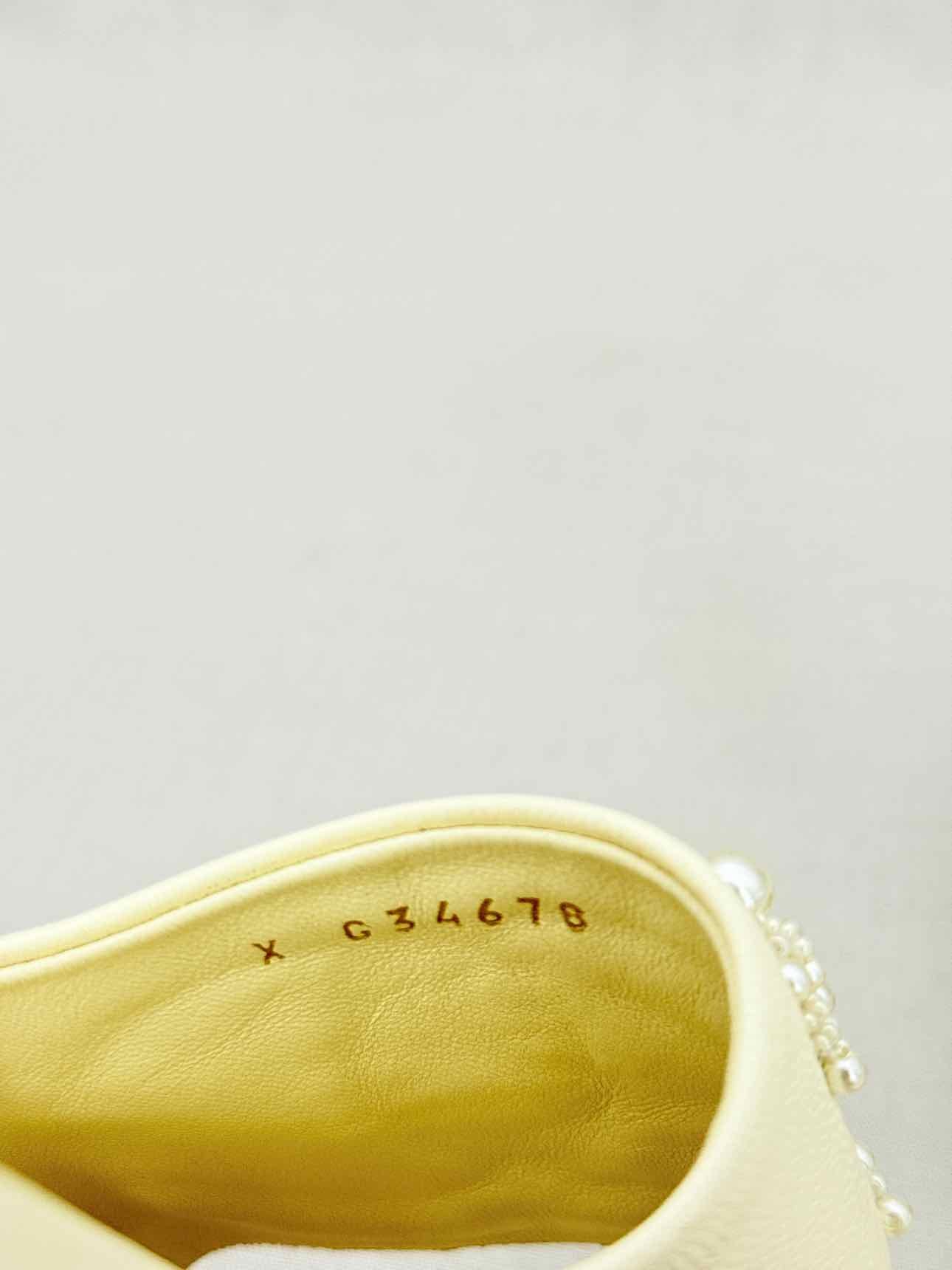 CHANEL CC Beige Size EU 37.5 Mules