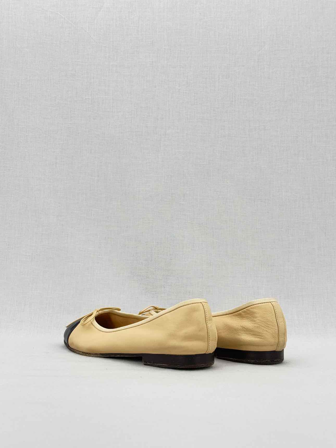 CHANEL Beige & Black Size EU 37 Ballet Flats