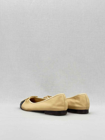 CHANEL Beige & Black Size EU 37 Ballet Flats