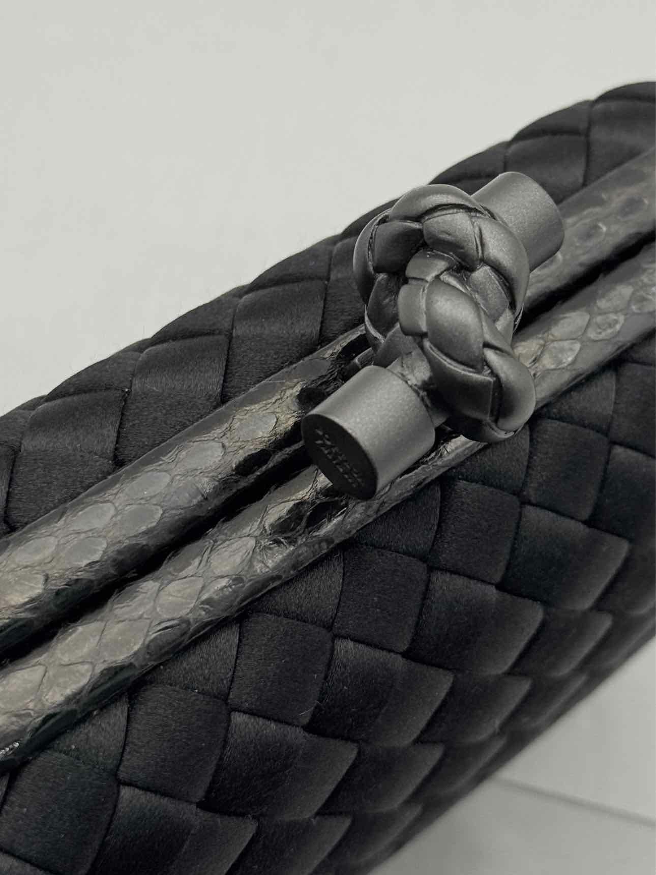 BOTTEGA VENETA Knot Black Intrecciato Clutch
