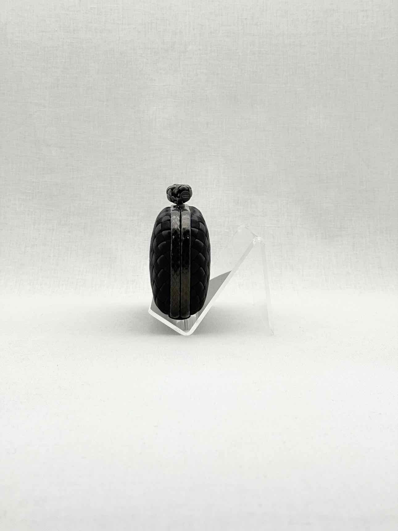 BOTTEGA VENETA Knot Black Intrecciato Clutch