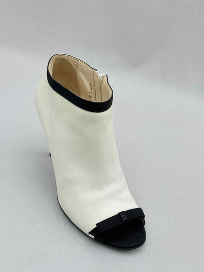 CHANEL Cream & Black Size EU 37.5 Ankle Boots