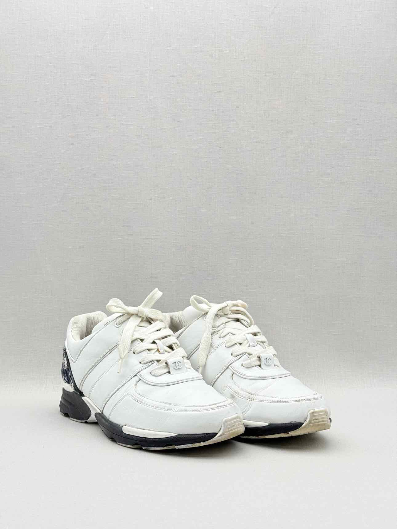 CHANEL White & Black Size EU 40 Sneakers