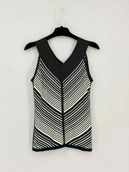 JAEGER Black & White Chevron Print Size Small Top