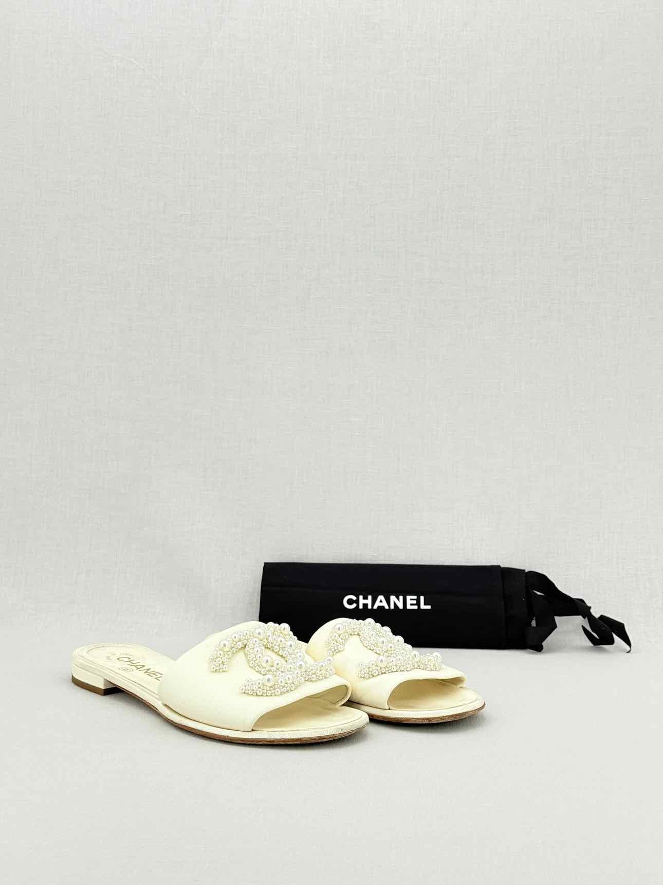 CHANEL CC Beige Size EU 37.5 Mules