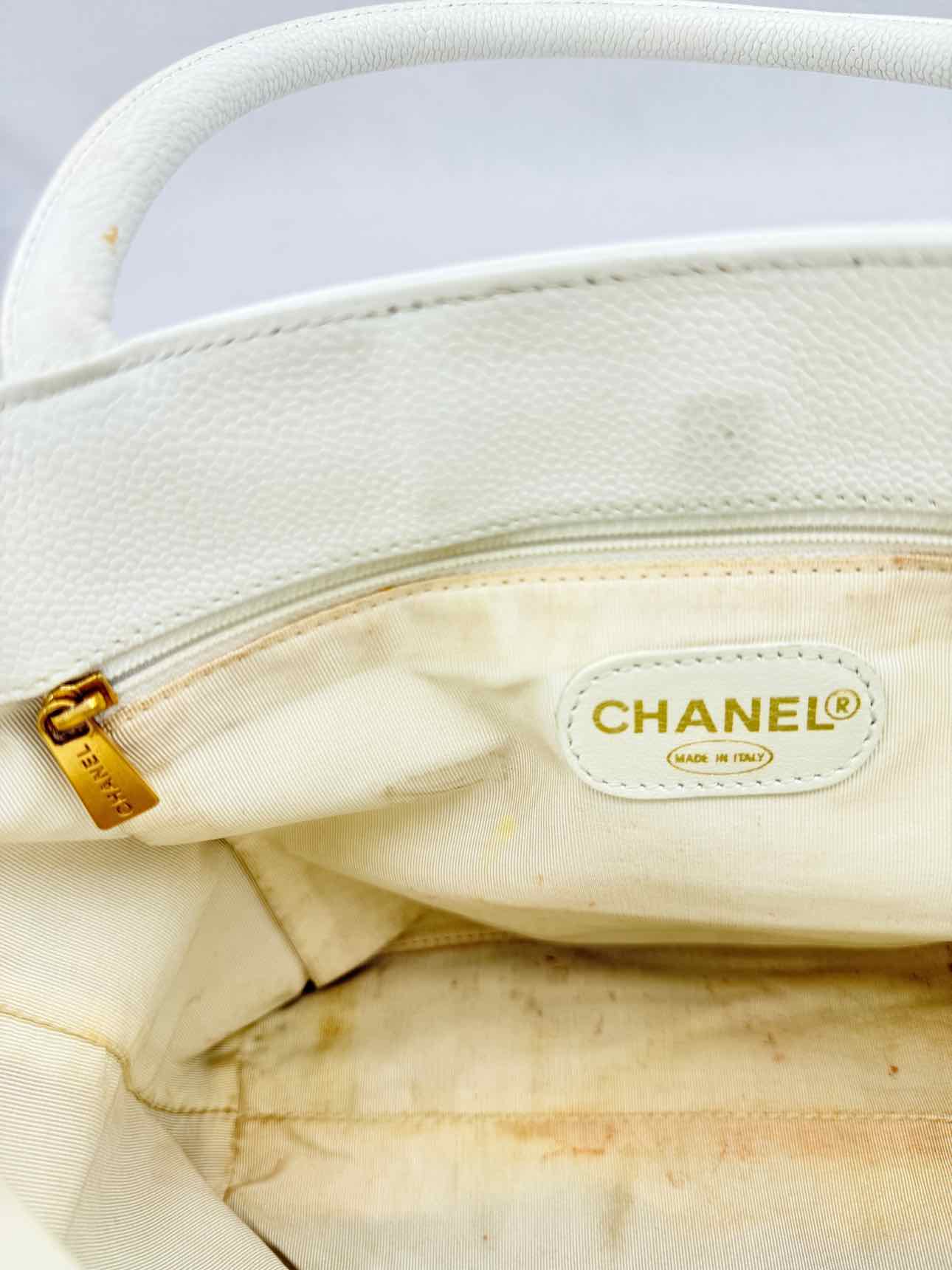 CHANEL White Shoulder Bag