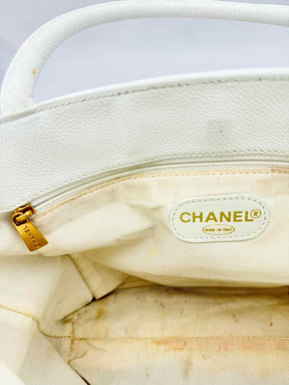 CHANEL White Shoulder Bag