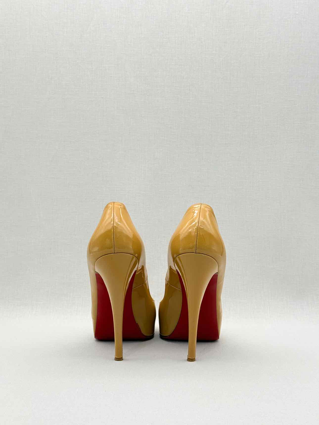 CHRISTIAN LOUBOUTIN Beige Size EU 40 Pumps