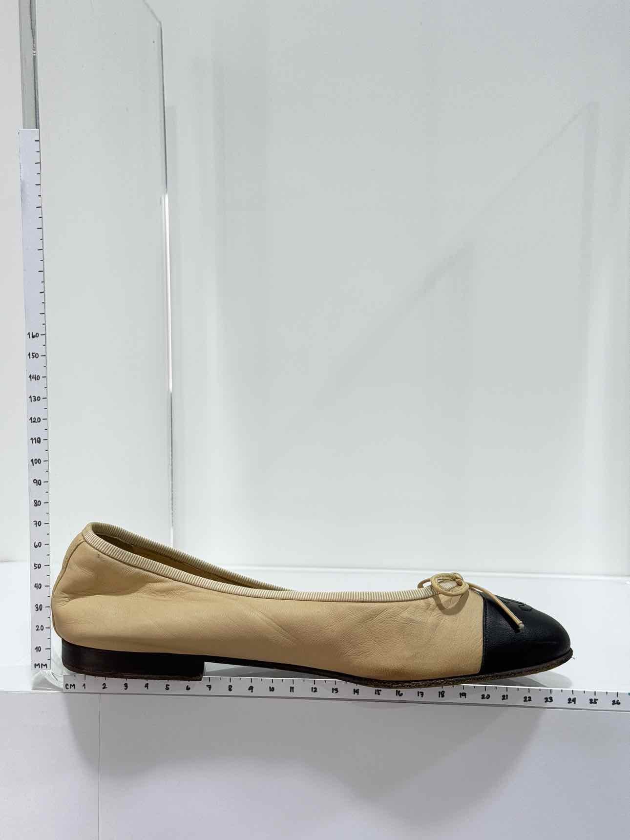 CHANEL Beige & Black Size EU 37 Ballet Flats