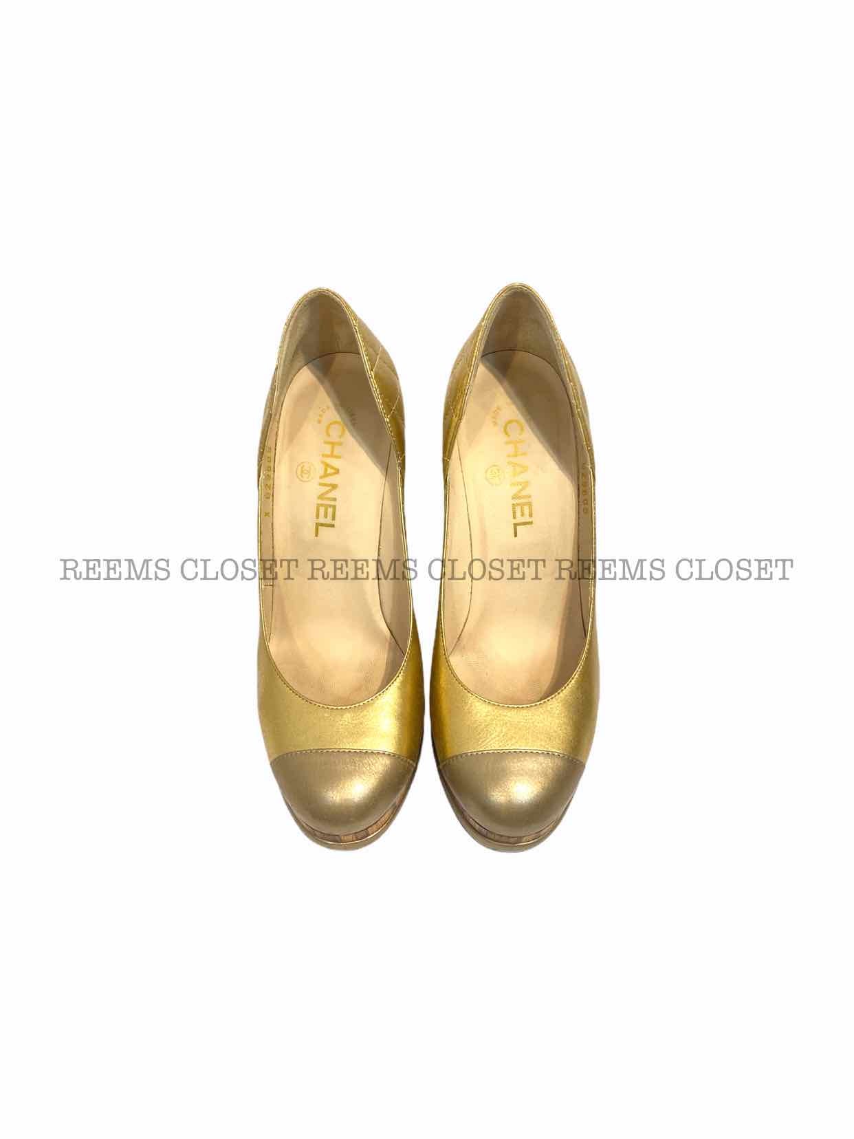 CHANEL Vintage Metallic Gold Pumps