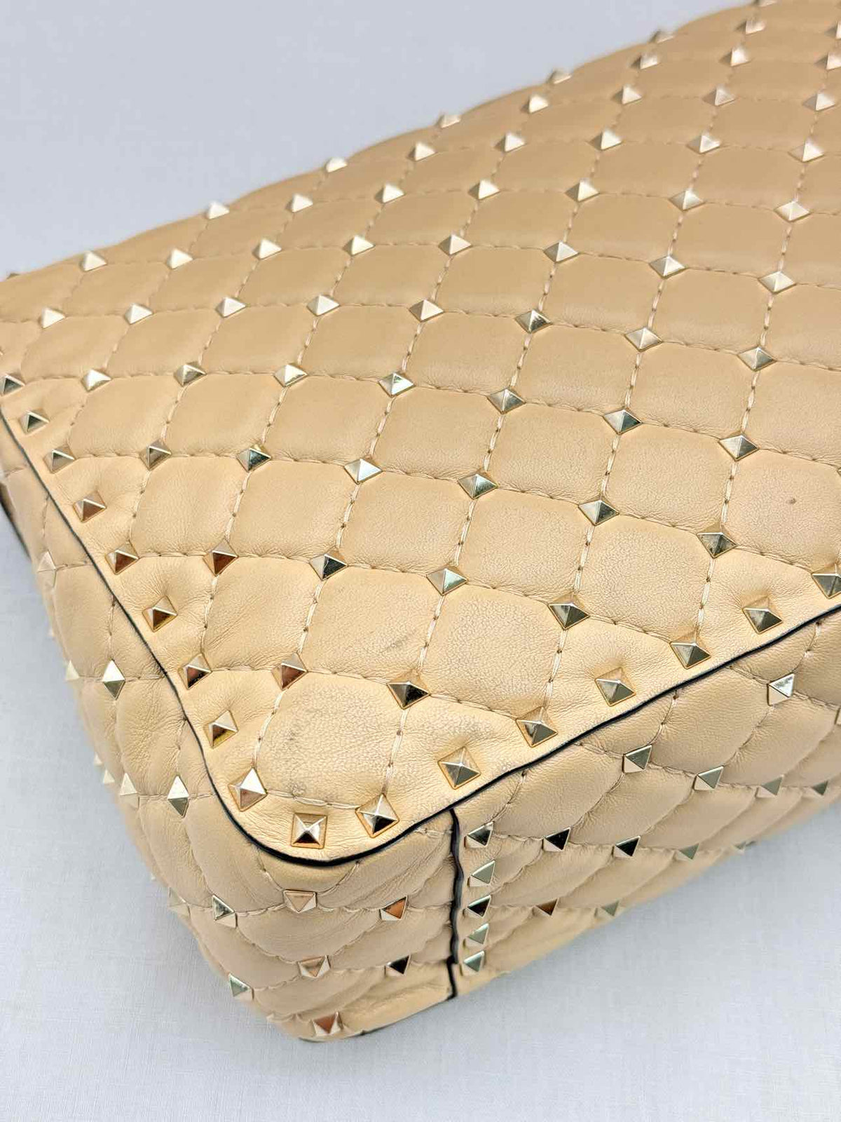 VALENTINO GARAVANI Rockstud Beige Quilted Shoulder Bag