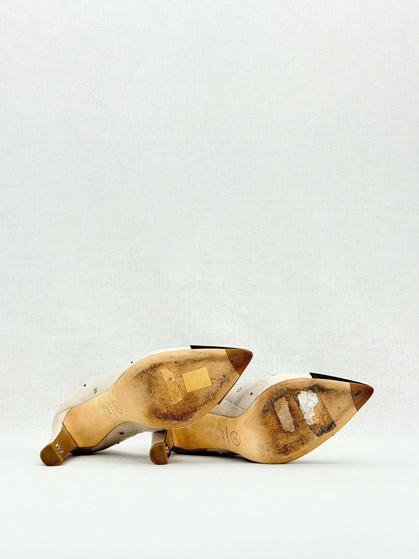 CHANEL CC Charms Off-white w/ Black Size EU 39 Pumps