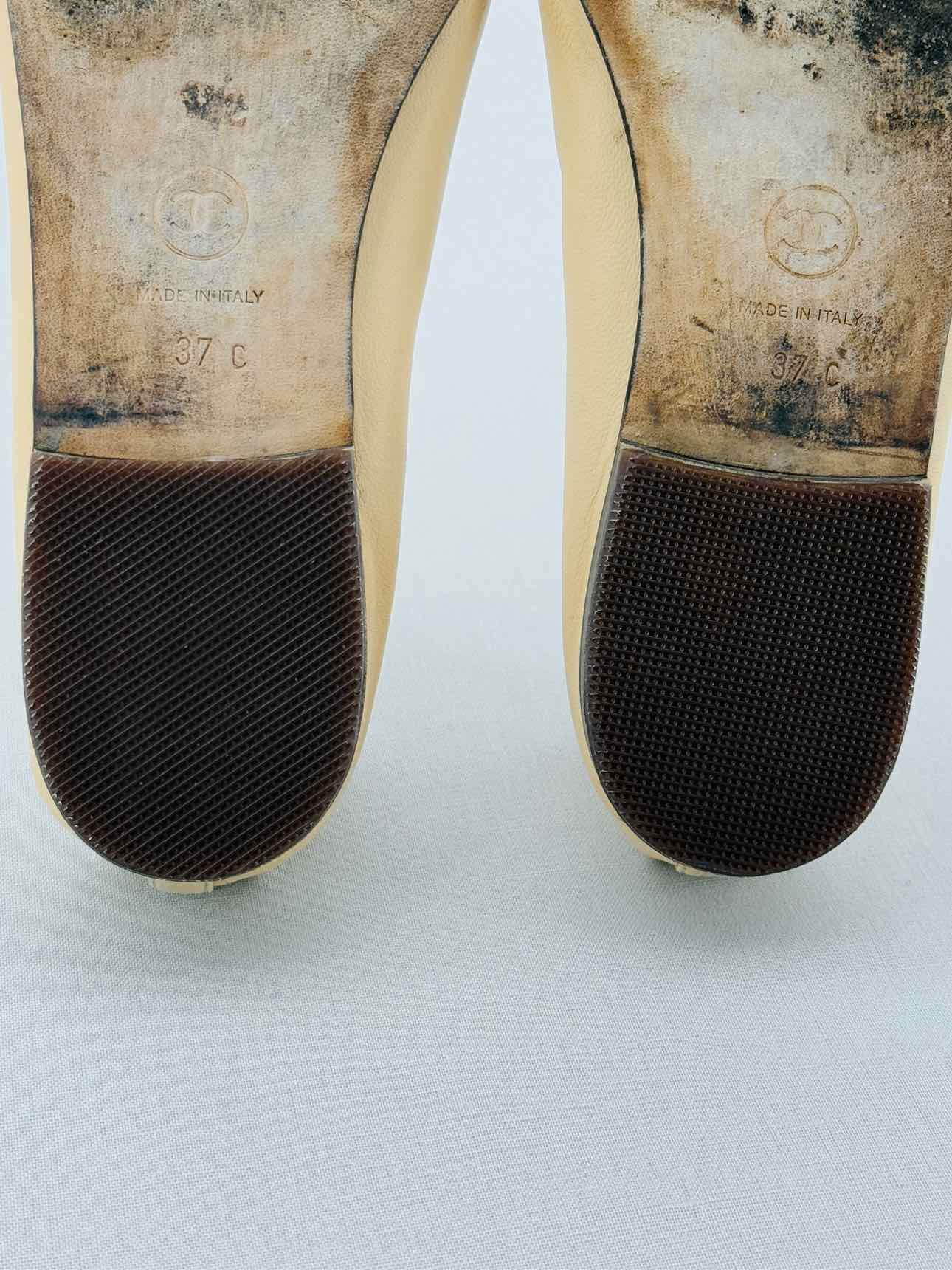 CHANEL Beige & Black Size EU 37 Ballet Flats