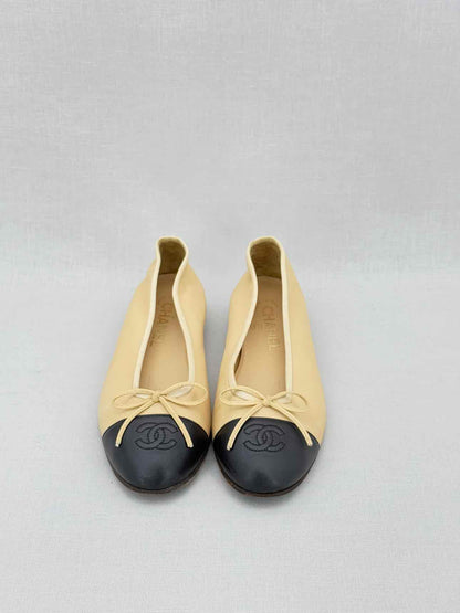 CHANEL Beige & Black Size EU 37 Ballet Flats