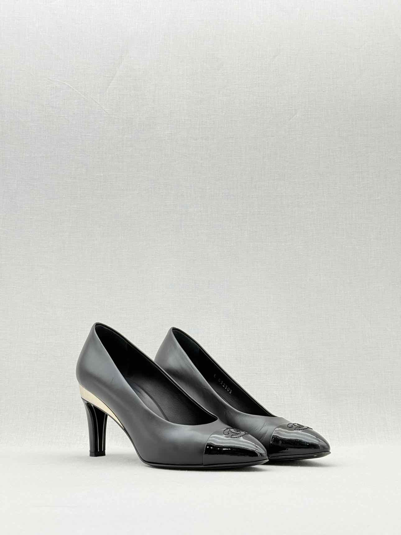 CHANEL Black Size EU 38 Pumps