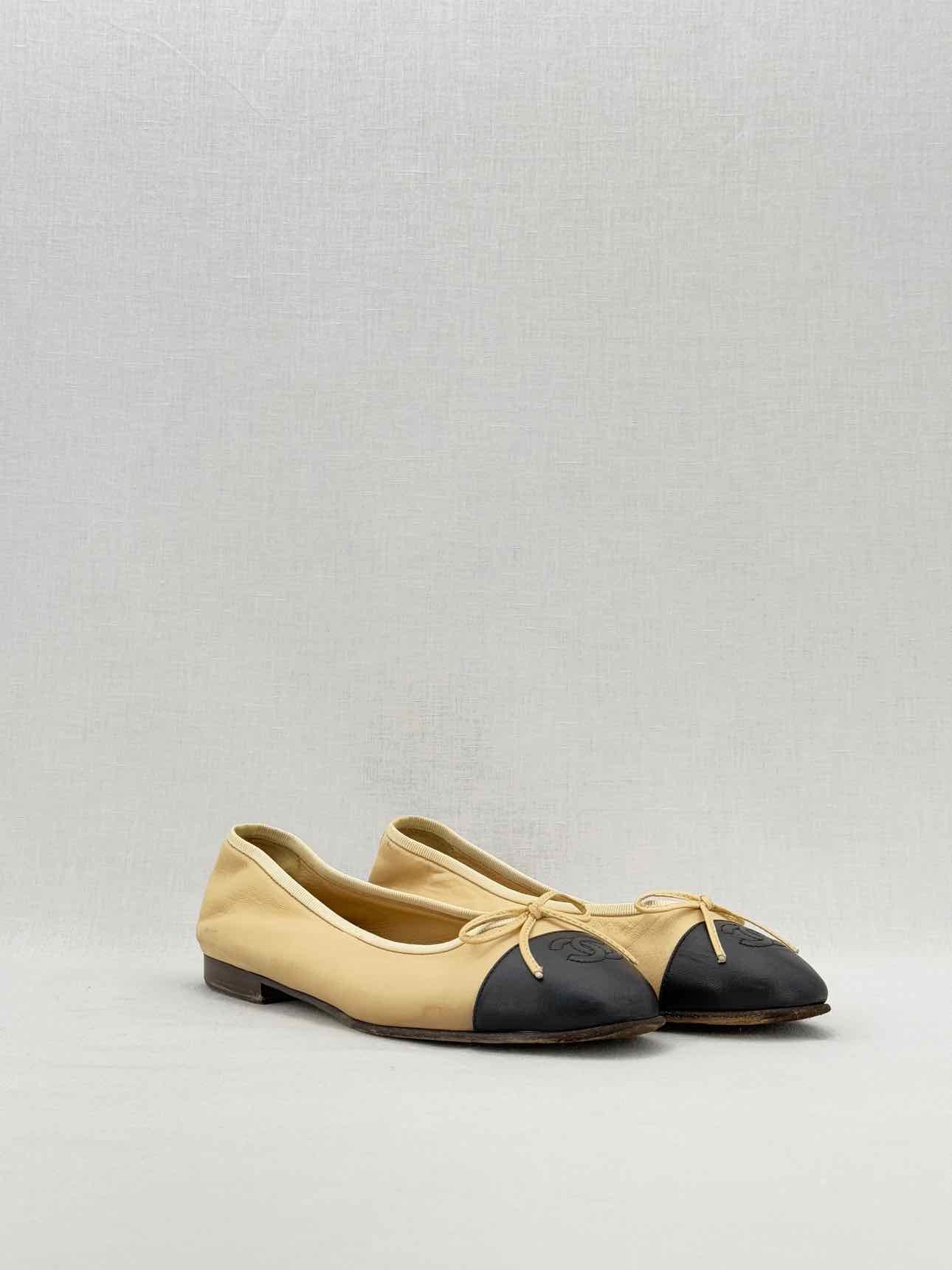 CHANEL Beige & Black Size EU 37 Ballet Flats