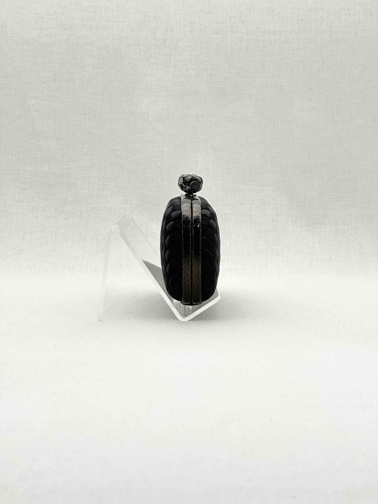 BOTTEGA VENETA Knot Black Intrecciato Clutch