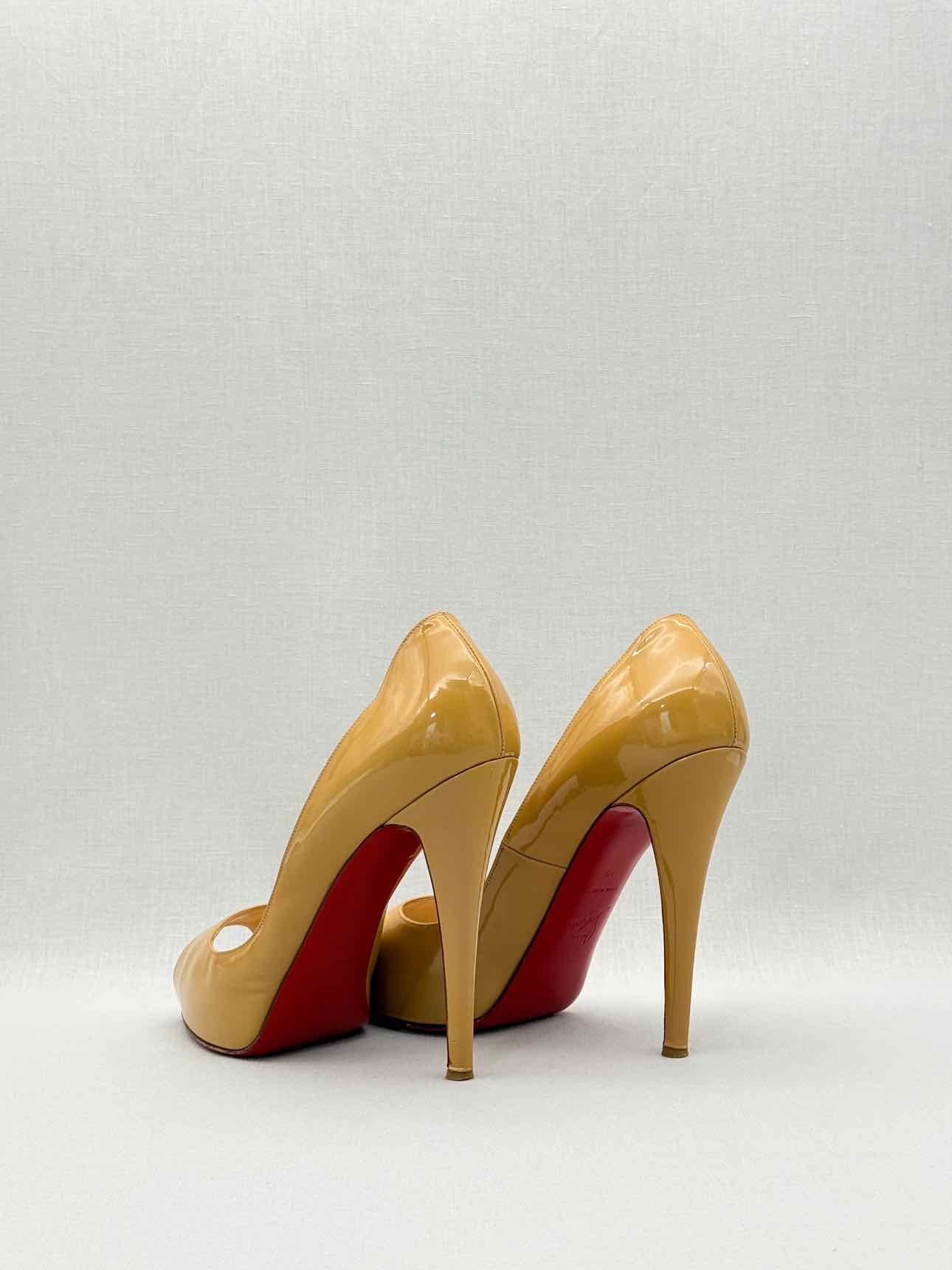 CHRISTIAN LOUBOUTIN Beige Size EU 40 Pumps