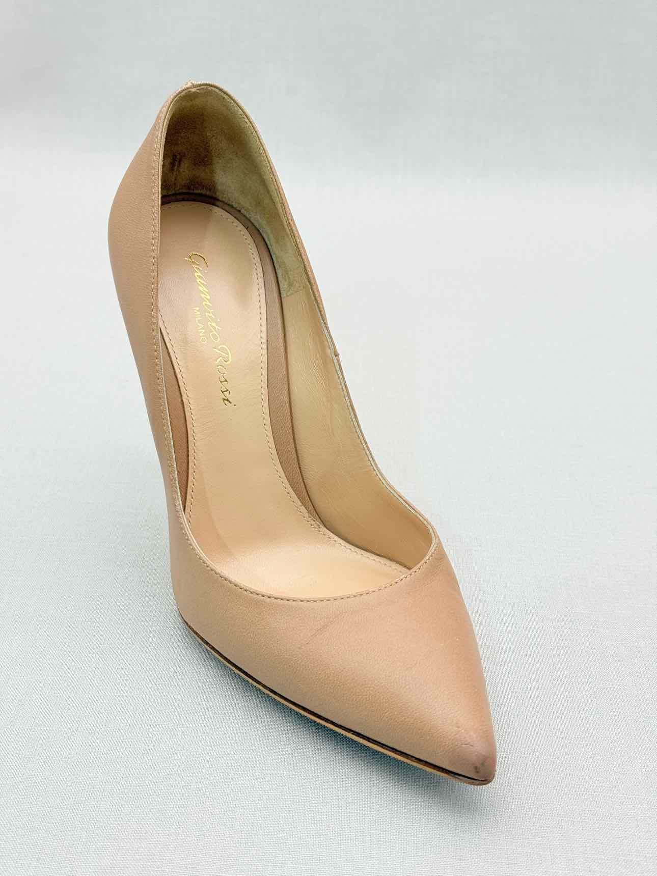 GIANVITO ROSSI Pointed Toe Beige Size EU 35.5 Pumps