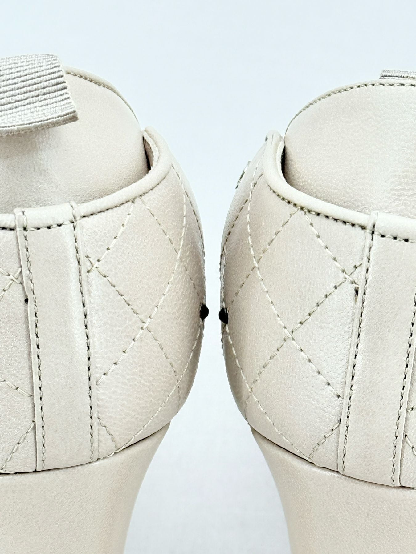 CHANEL CC Charms Off-white w/ Black Size EU 39 Pumps