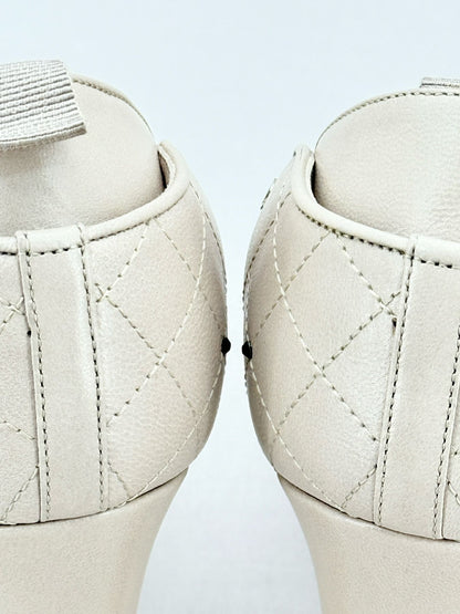 CHANEL CC Charms Off-white w/ Black Size EU 39 Pumps