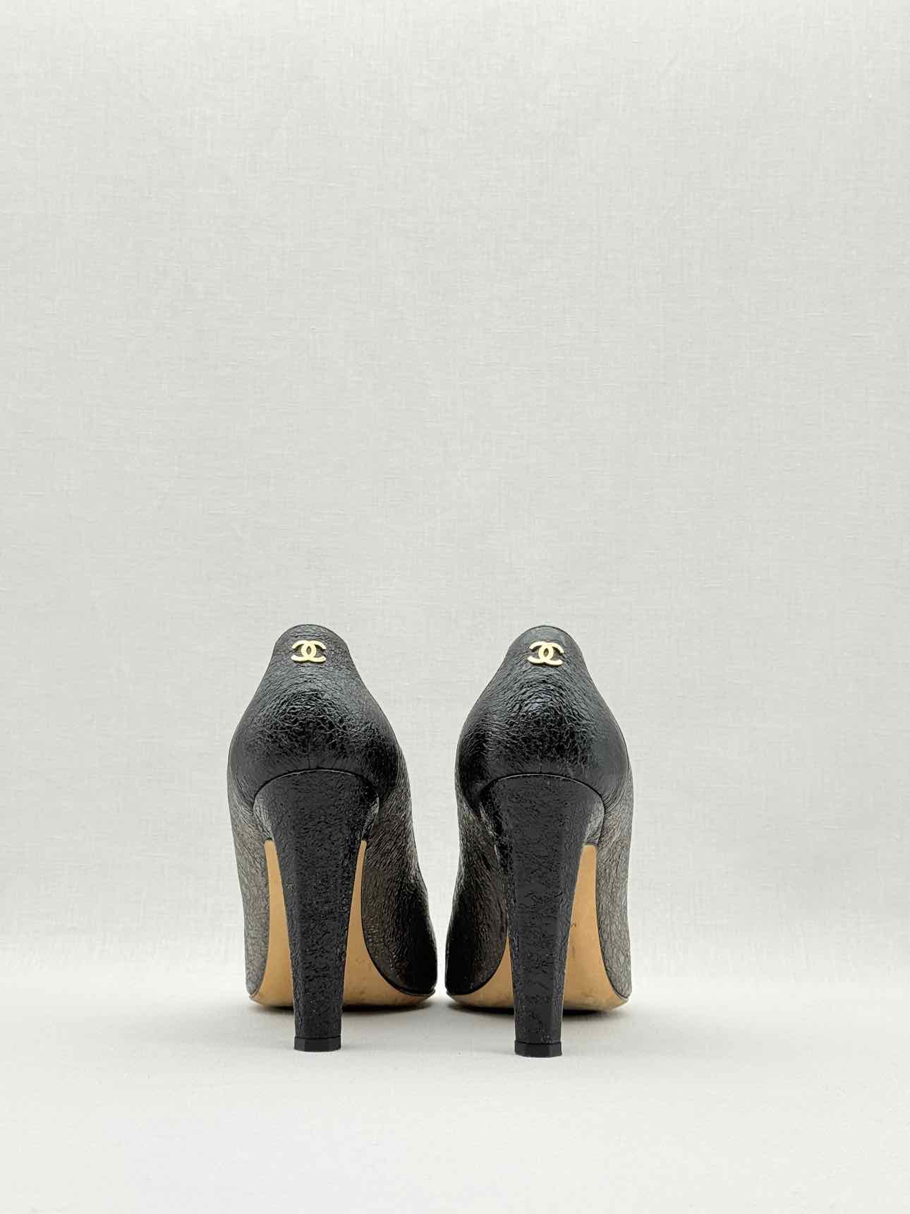 CHANEL Grey & Black Size EU 38.5 Pumps
