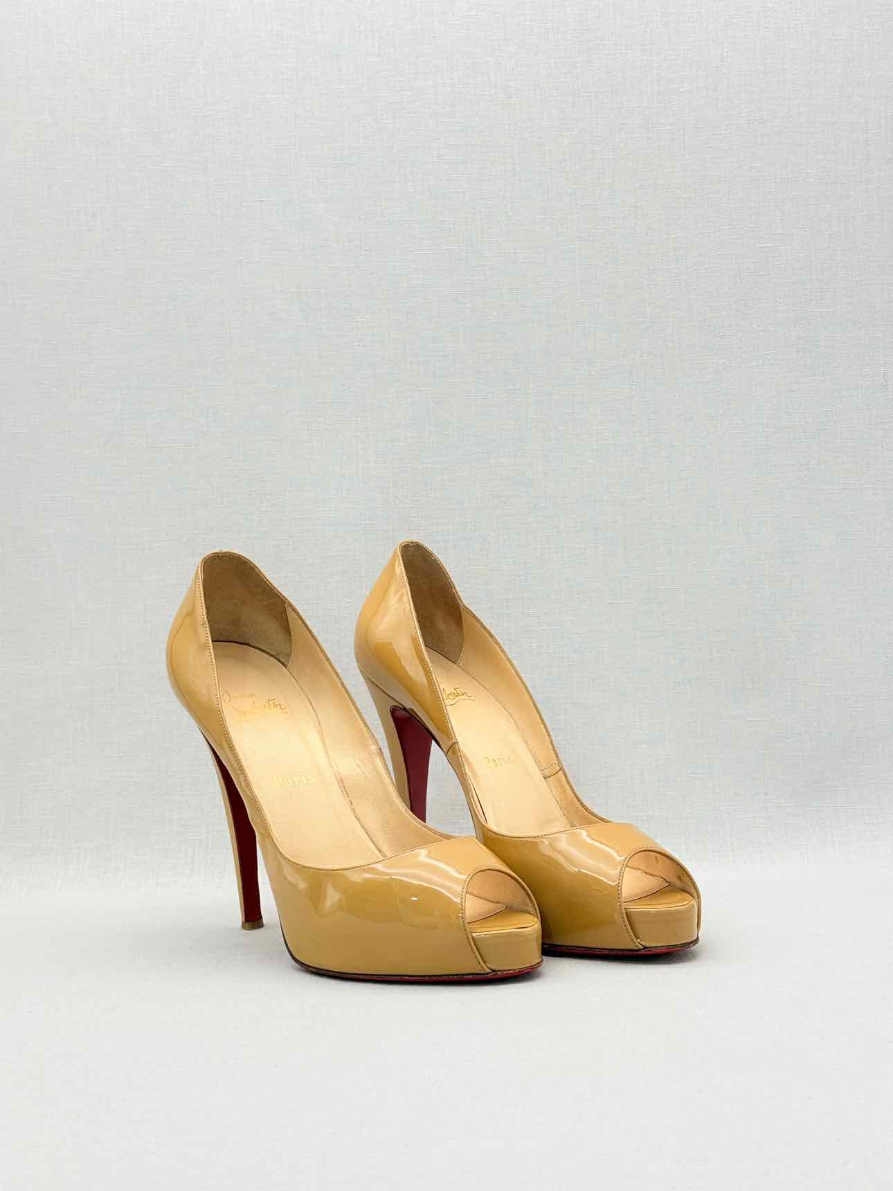 CHRISTIAN LOUBOUTIN Beige Size EU 40 Pumps