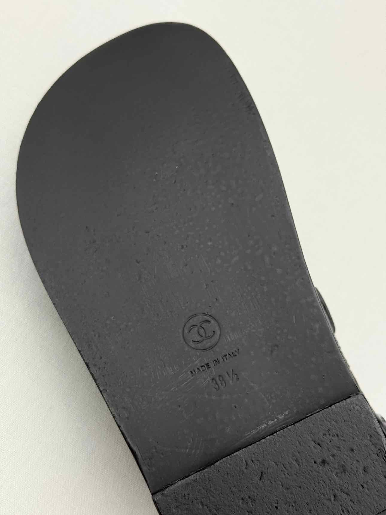 CHANEL Dad Black Quilted Size EU 38.5 Sandals