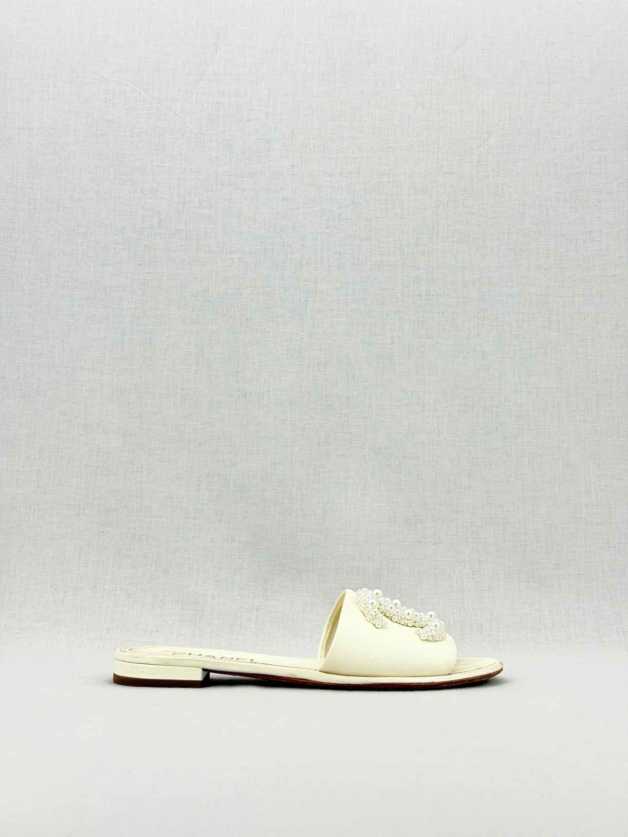 CHANEL CC Beige Size EU 37.5 Mules