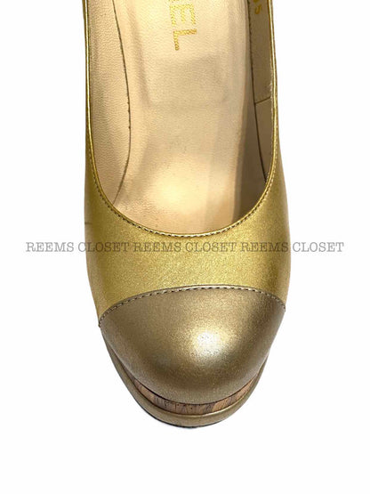 CHANEL Vintage Metallic Gold Pumps