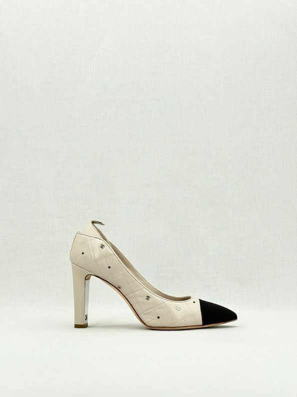 CHANEL CC Charms Off-white w/ Black Size EU 39 Pumps