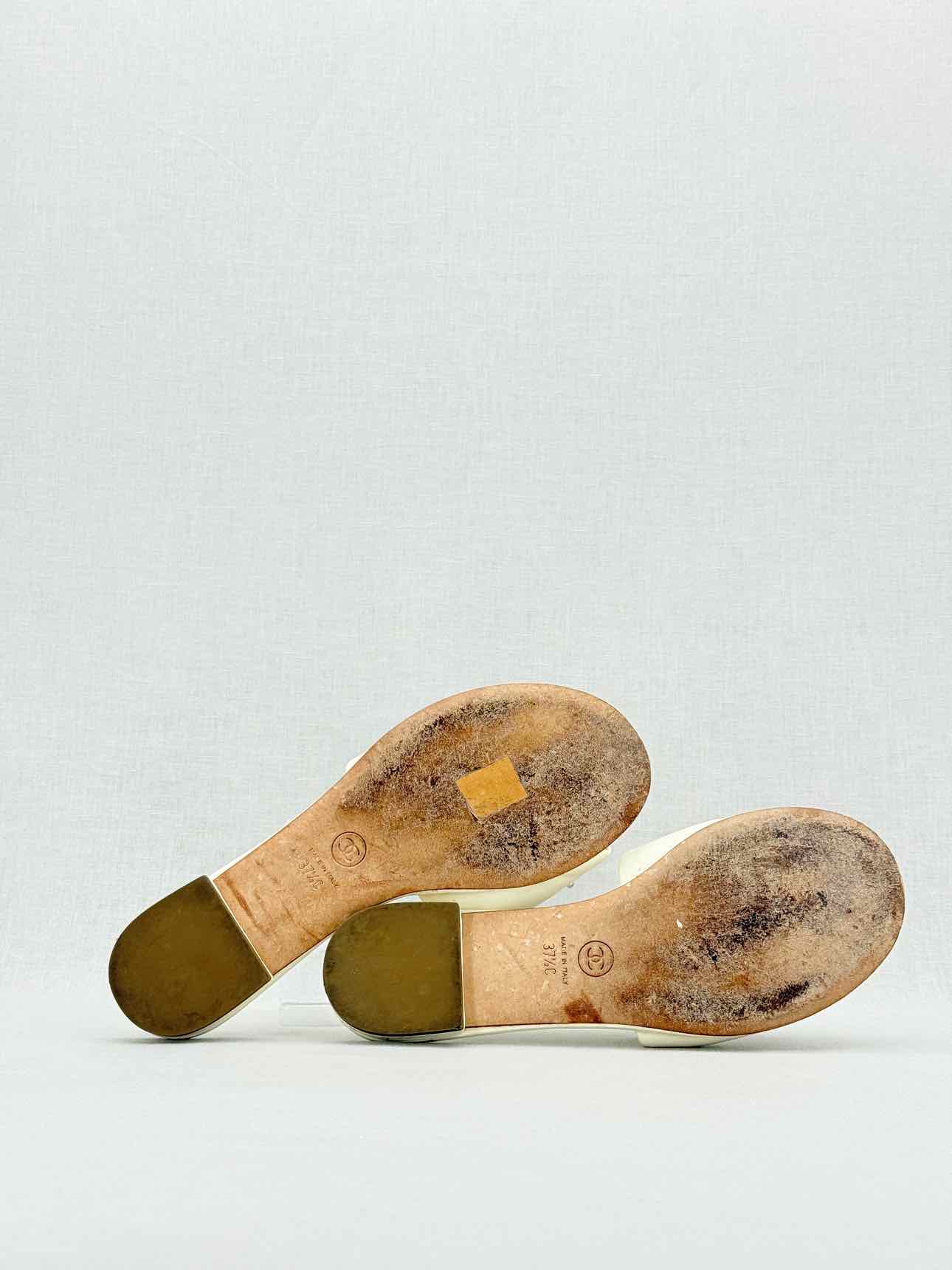 CHANEL CC Beige Size EU 37.5 Mules