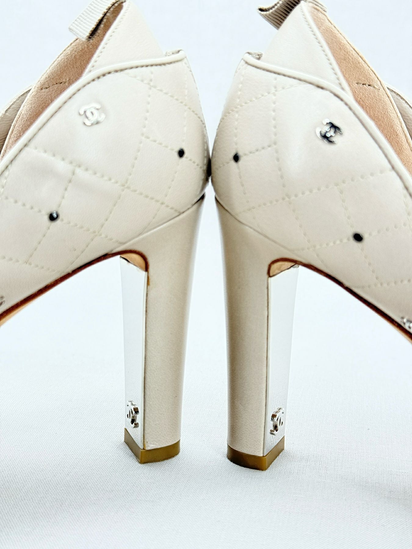 CHANEL CC Charms Off-white w/ Black Size EU 39 Pumps