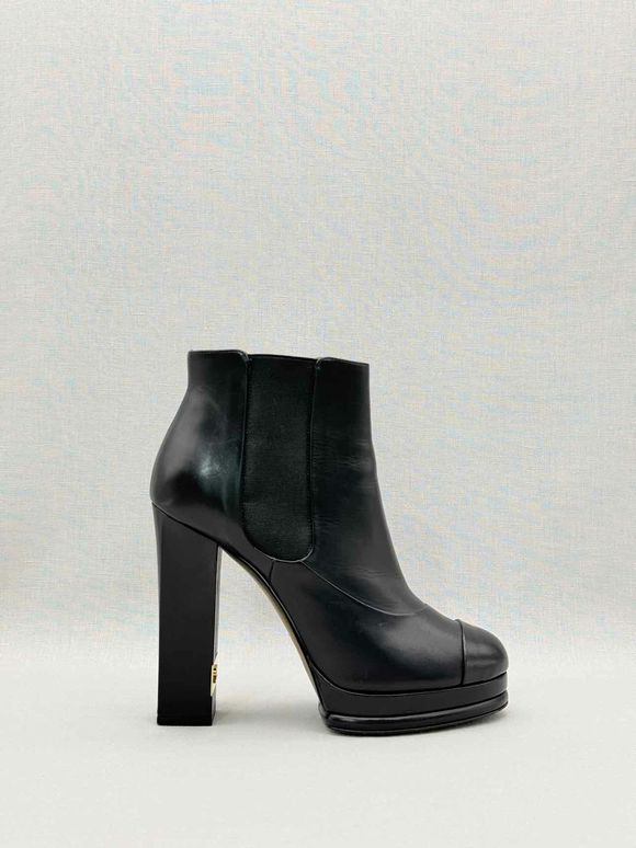 CHANEL Chelsea Black Size EU 39.5 Ankle Boots