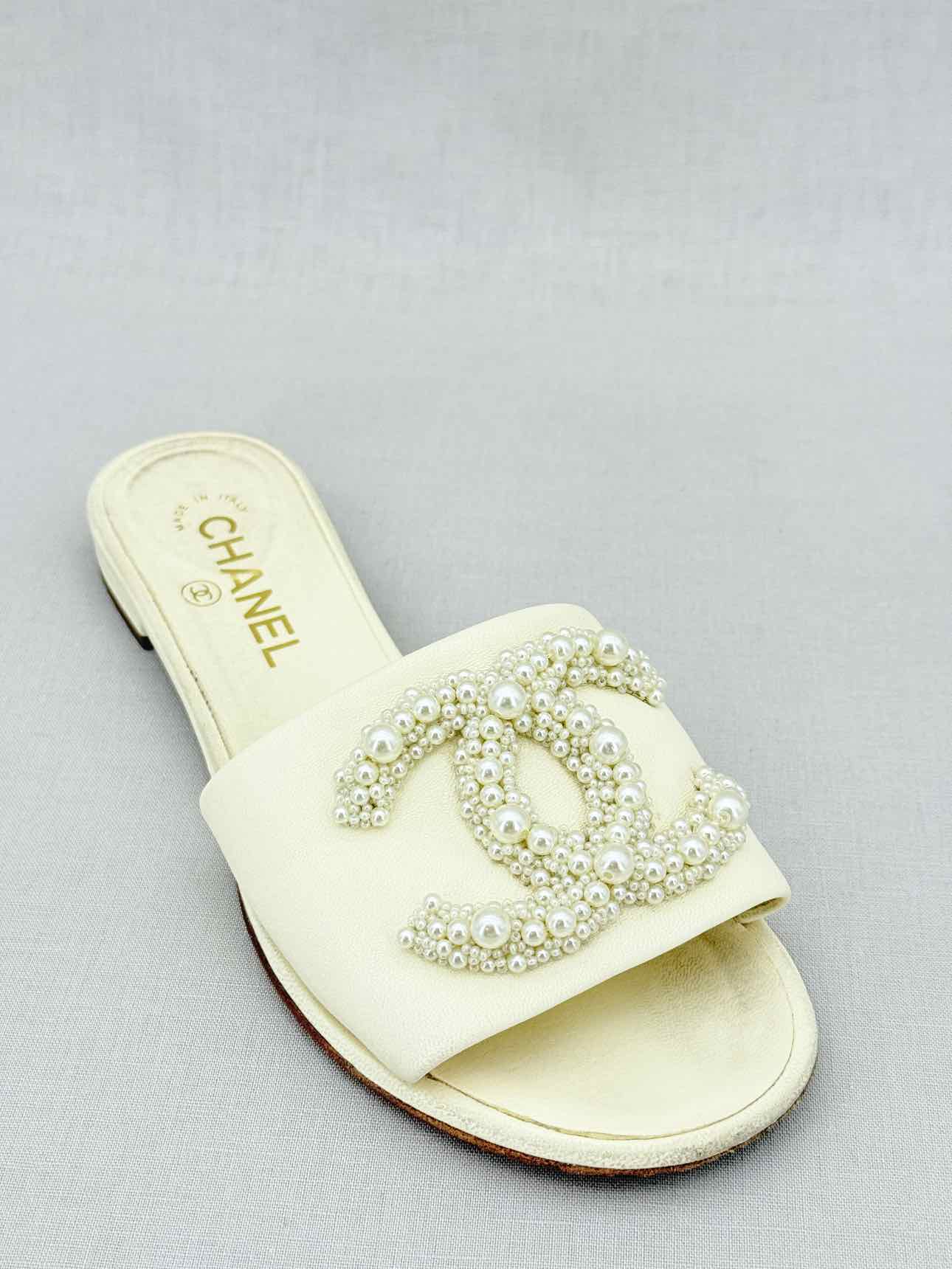 CHANEL CC Beige Size EU 37.5 Mules