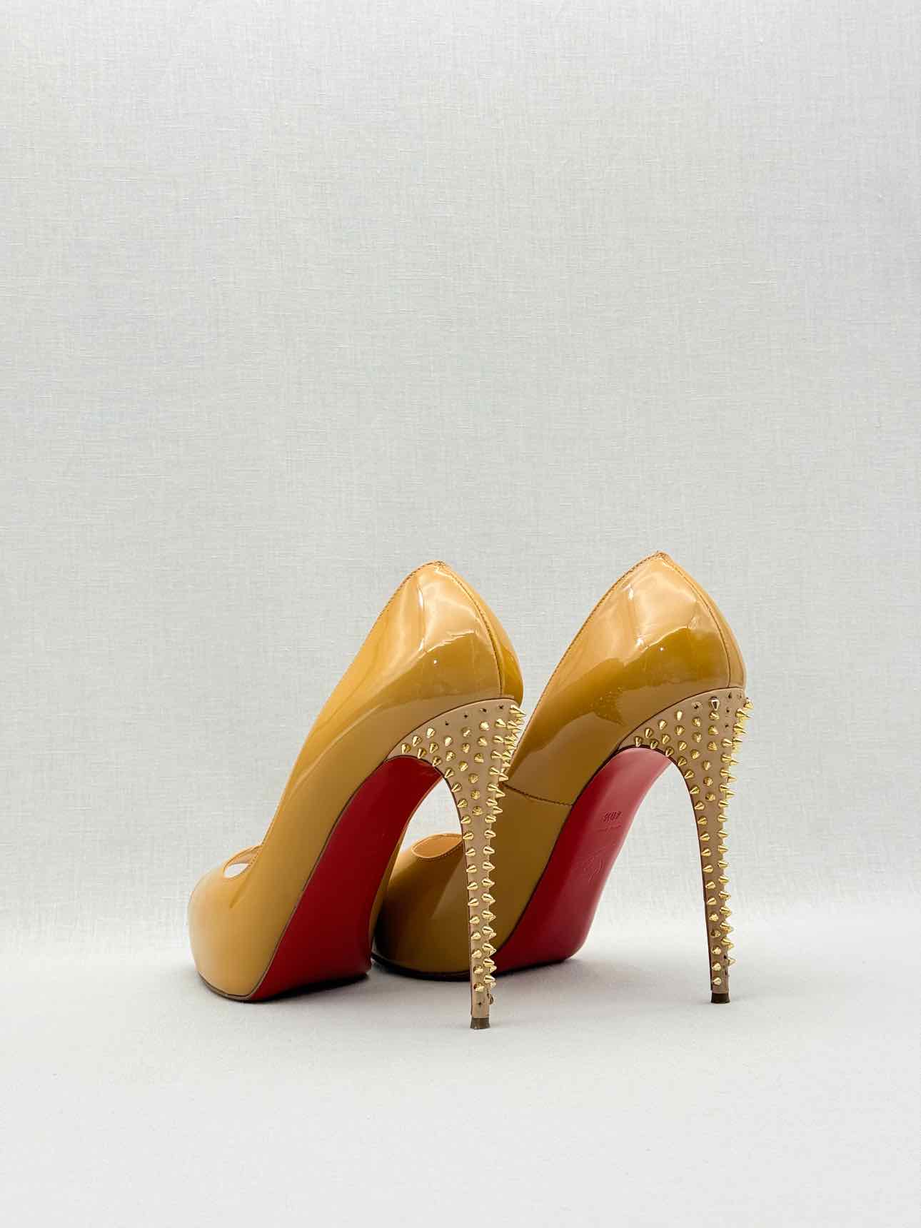 CHRISTIAN LOUBOUTIN Nude Size EU 40.5 Pumps