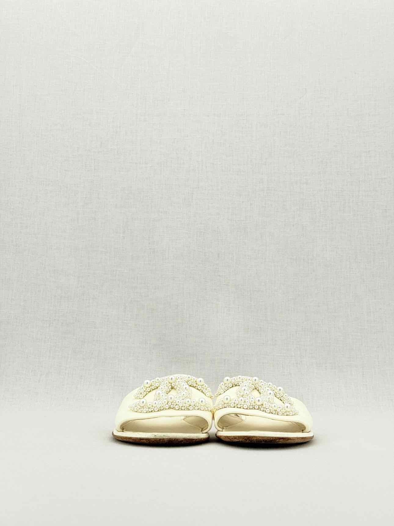 CHANEL CC Beige Size EU 37.5 Mules