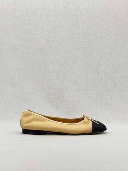 CHANEL Beige & Black Size EU 37 Ballet Flats
