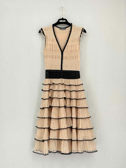 Pre-loved ALEXANDER MCQUEEN Size Small Knee Length Dress at Reems Closet