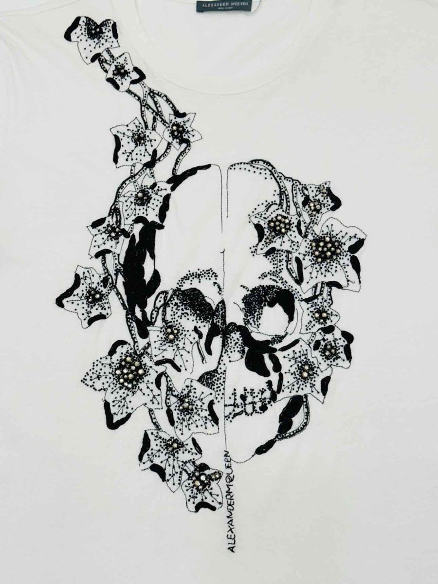 Pre - loved ALEXANDER MCQUEEN White w/ Black Skull Print T-shirt at Reems Closet