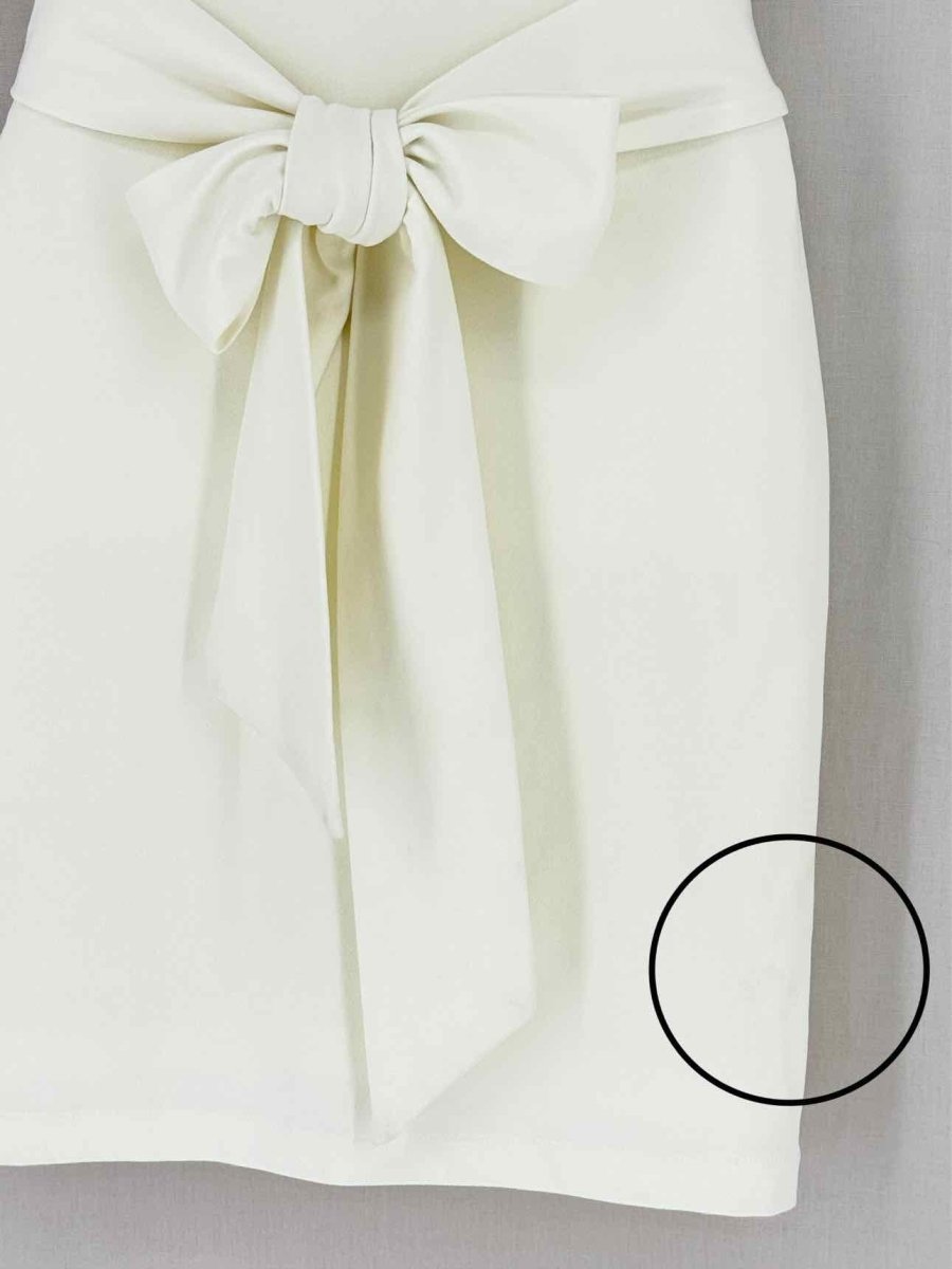 Pre - loved ALICE + OLIVIA White Size US 4 Knee Length Dress at Reems Closet